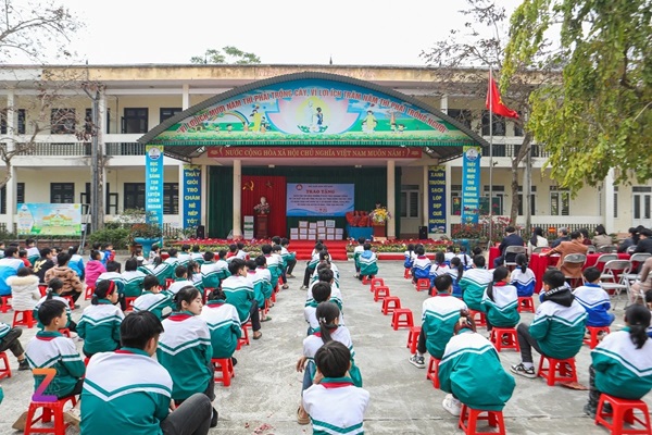 Hội Xuất bản trao quà 'Xuân yêu thương' tới học sinh khó khăn